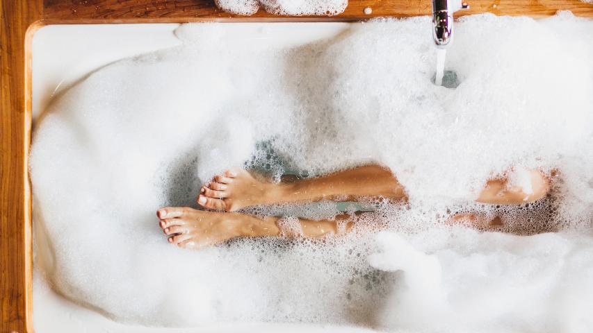 15 Tipps zum Einschlafen: Ein entspannendes Bad tut gut 